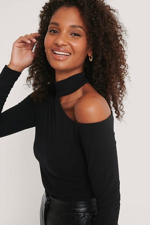 Black Recyceltes hochgeschlossenes Cut-out-Oberteil