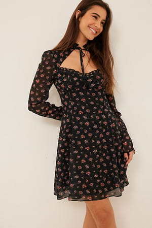 Black Rose Floral Recyceltes Minikleid mit Cut-out-Detail