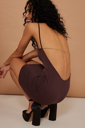 Brown Minikleid mit tiefem Rückenausschnitt und Kettendetail