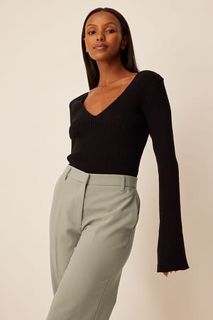 Black Geripptes Stricktop mit tiefem Ausschnitt