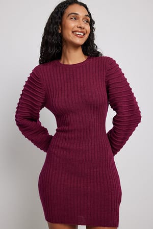 Fuchsia Strickminikleid mit detaillierten Ärmeln