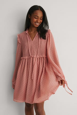 Dark Pink Minikleid Mit Langen Ärmeln Und Einem Vorderem Knoten