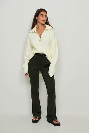 Pantalones bootcut con detalle de cordones