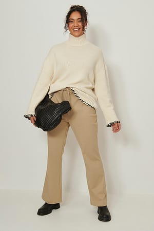 Dark Beige Bootcut-Hose mit Kordelzugdetail