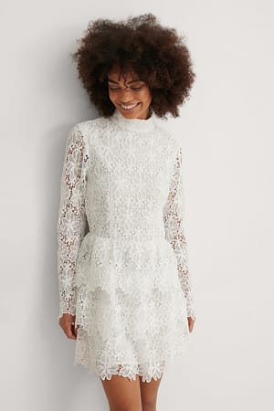 White Broderet Kjole Med Vidde