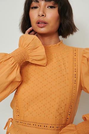 Orange Organische Bluse mit Stickereien und hohem Ausschnitt