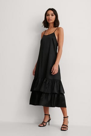 Robe en satin à bretelles à volants