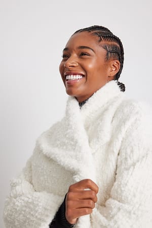 Offwhite Jacke mit einem gefalteten Kragen