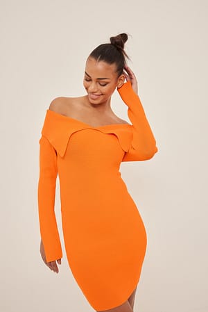 Orange Robe mini plissée en tricot à épaules dénudées