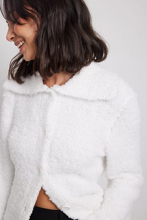 Lurvig stickad cardigan med krage