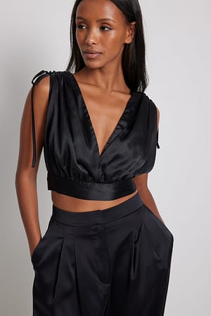 Black Satin-Top mit Bindedetail