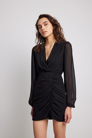 Robe courte froncée à col en V