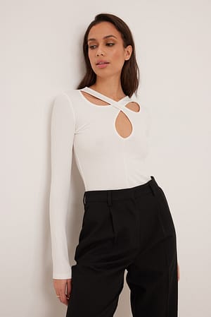 Offwhite Ribbet top med lange ærmer