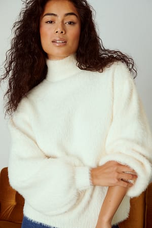 Offwhite Strikket sweater med høj hals og ballonærmer