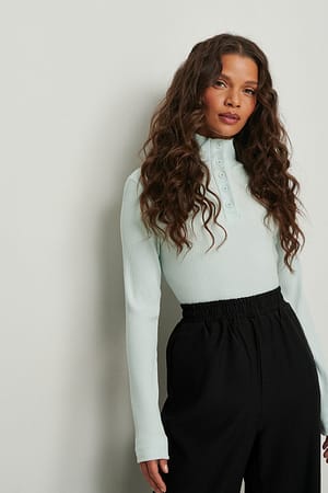 Light Blue Top med høj hals og knapper