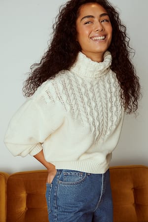 Offwhite Pullover mit hohem Ausschnitt