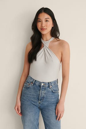 Grey Top mit hohem Ausschnitt und offenem Rücken