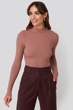 Top acanalado de cuello alto