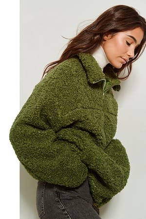 Olive Teddy-Jacke mit hohem Kragen