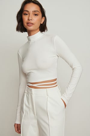 Offwhite Topp med snurr och hög krage