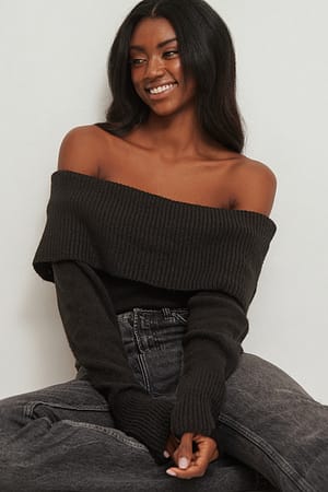 Schulterfreier Pullover mit Zierfalten