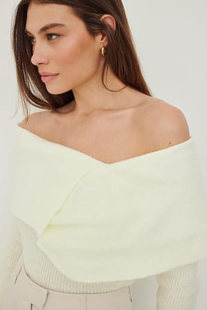 Offwhite Stickad tröja med omlottdetalj