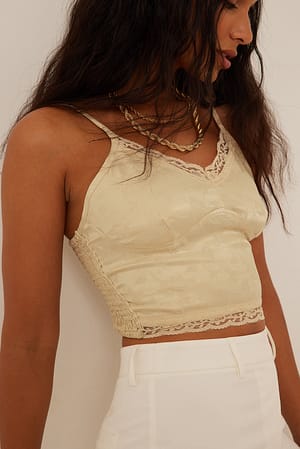 Beige Satinlinne med spetsdetalj