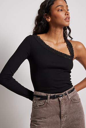 Black Ribbet asymmetrisk top med blonde