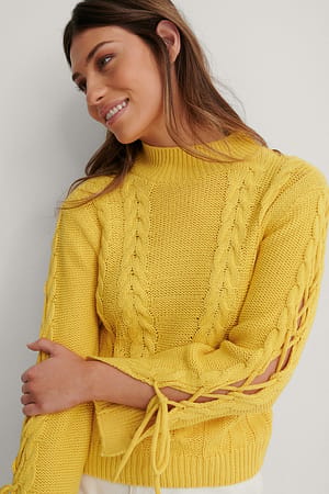 Dusty Yellow Strikket genser med snøredetaljer