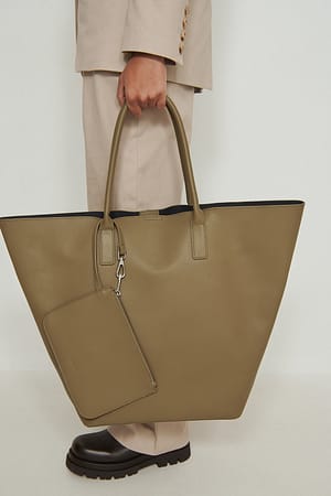 Dark Olive Oversize-Sacktasche aus Leder
