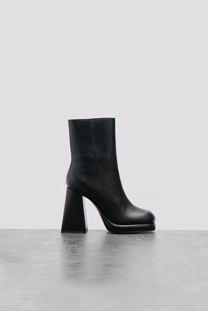 Black Plateau-Stiefel mit hohem Absatz