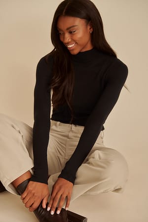 Black Lett strikkegenser med turtleneck