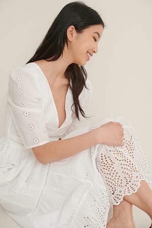 White Midikleid Mit Einem V-Neck-Design Und Englische Borten