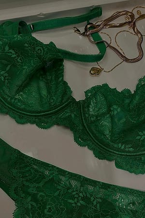 Green String classique en dentelle taille moyenne