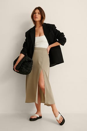 Light Khaki Midirock mit einem Vorderschlitz