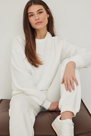 Cream Brodert genser med rund utringning