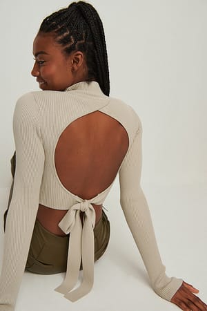 Beige Ripp-Strickpullover mit offenem Rücken