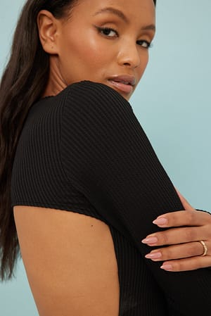 Black Top met open rug