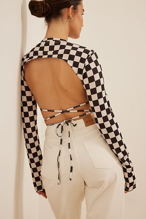 Checkered Top met open rug