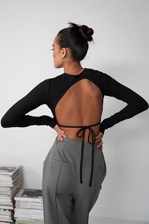 Black Topp med öppen rygg och banddetalj