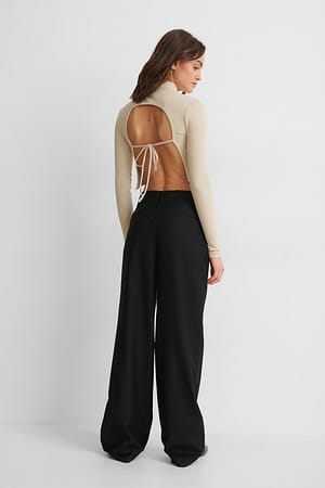 Beige Top mit hohem Ausschnitt und offenem Rücken
