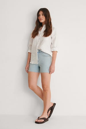 Light Blue Wash Denimshorts i økologisk bomuld med rå hem