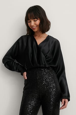 Black Recycelte Satinbluse Overlap