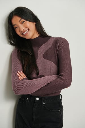 Mauve Hochgeschnittener Strickpullover mit Muster