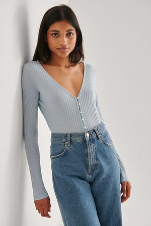 Light Blue Resirkulert topp med perleknapper