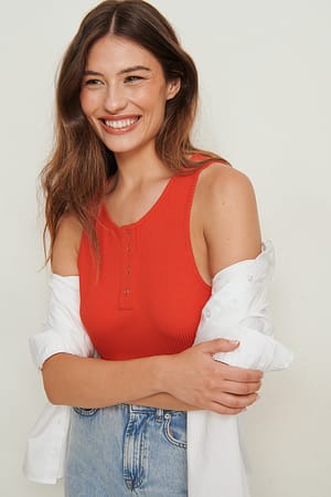 Red Singlet med trykknap