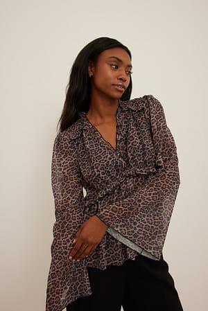 Leo Bluse i chiffon med flæsedetalje og lange ærmer