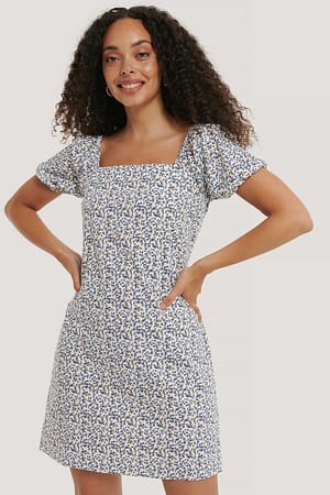 Bedrucktes Minikleid Mit Eckigem Ausschnitt
