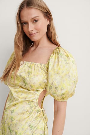 Green Flower Kleid Mit Puffärmeln Und Ausschnittdetail