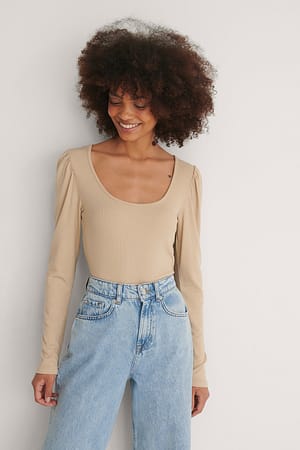 Beige Ribbstickad topp med puffärm